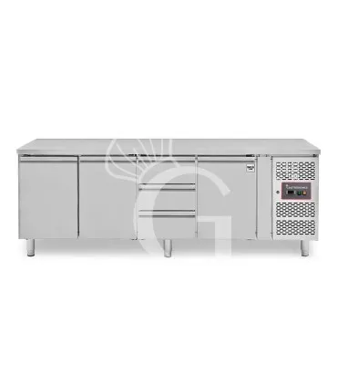 Promo Stagionale Tavolo Refrigerato 3 cassetti centrali e 3 porte -18°C/-22°C - Prof. 700 mm