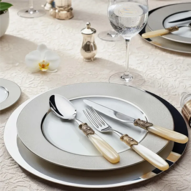 Saldi Servizio Posate GIADA PIETRA BIANCA 24 pezzi -6 posti tavola manico Metacrilato effetto perlato ghiera in Metallo Dorato spessore 2,5 mm Domus e Design