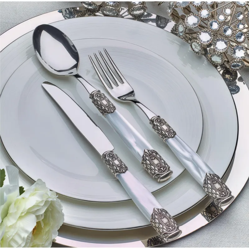 Consegna Rapida Servizio Posate QUEEN Argento Antico 24 pezzi - 6 posti tavola manico Metacrilato effetto perlato ghiera in Metallo Argento America spessore 2,5 mm Domus e Design bianco perlato