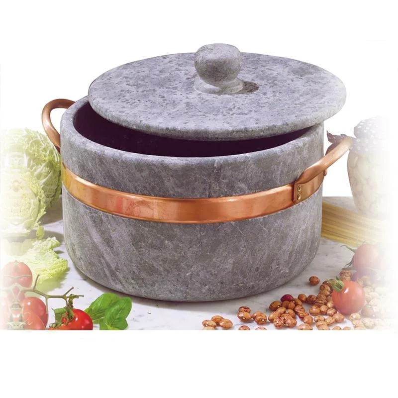 Compra Online Casseruola in Pietra Ollare diametro 16xh8 cm - LT 0,90 2 manici con coperchio con bordo in rame Ideale per cucinare stufati. brasati. gli arrosti. CuArtigiana