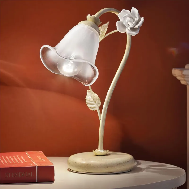 Esclusivo Lampada da comodino Delicate rose in pregiata ceramica SIENA L 22 cm H 29 cm ∅ 11cm peso 0,55 kg - Attacco Lampada E14 interno esterno, Bianco Vintage Ferroluce