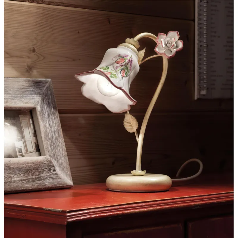 Compra Online Lampada da comodino Delicate rose in pregiata ceramica PISA L 22cm H 29cm ∅ 12cm peso 0,55 kg - Attacco Lampada E14 interno esterno, Bianco Vintage Ferroluce