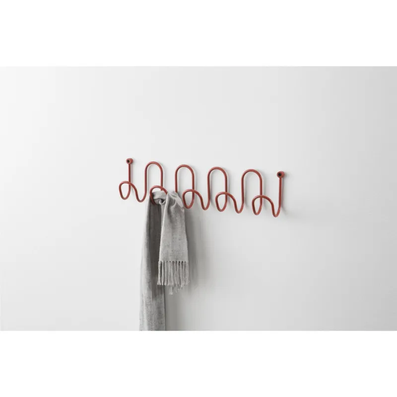 Spedito Oggi Appendiabiti da parete giovane semplice MOLLY Dimensioni 60 cm 5-Ganci Si compone di un unico elemento in tondino metallico rosso terracotta D-segno Home Office