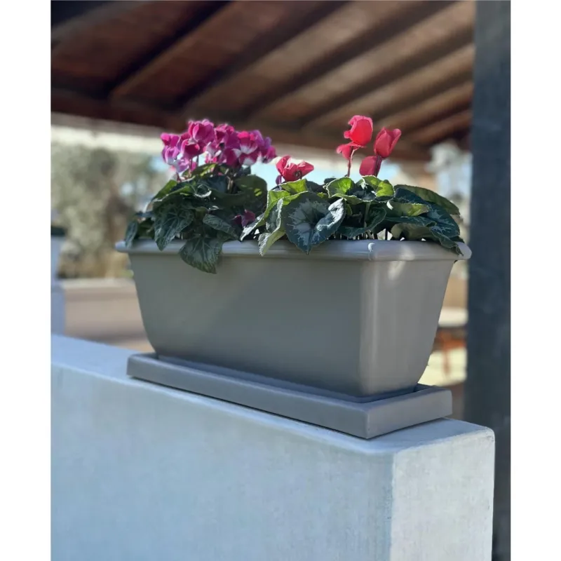 Acquista Ora Fioriera rettangolare per esterni in polietilene esterno interno MOD LIBERTY Dimensione 22x51xh22,5 cm - peso 2 kg con foro di drenaggio. Sottovaso incluso Tortora Kloris