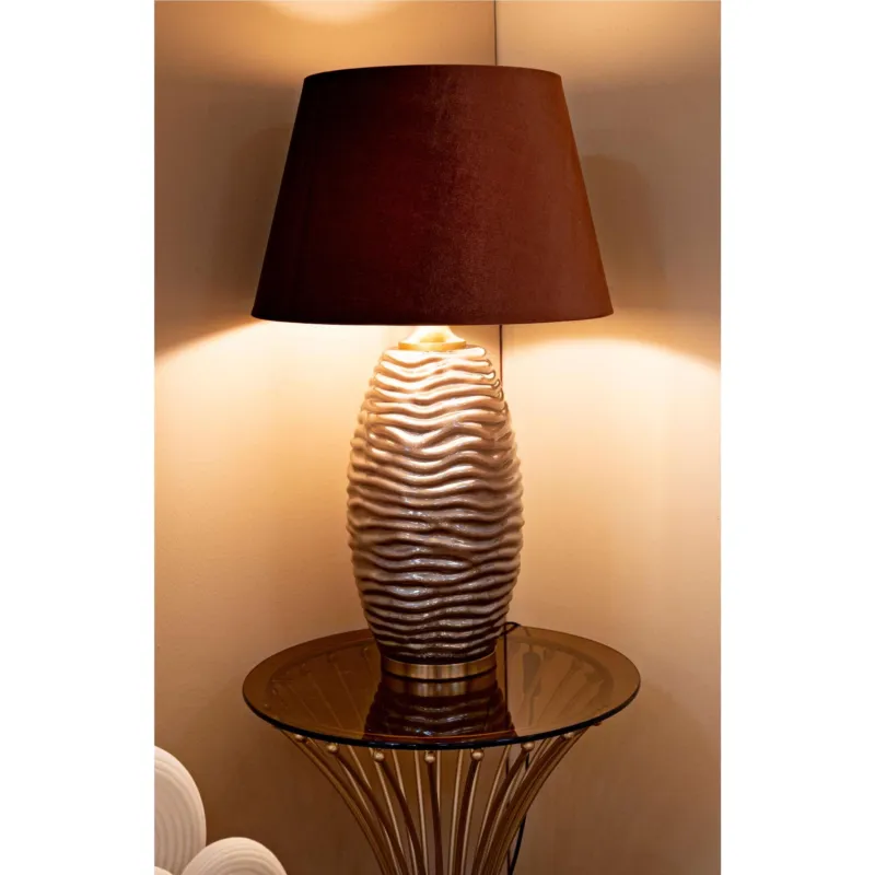 Compra Online La Lampada da Tavolo PRAGA è un‘elegante fusione di stile classico e moderno Dimensioni Ø45x h 79 cm Lampada E-27 base sferica in vetro Mauro Ferretti