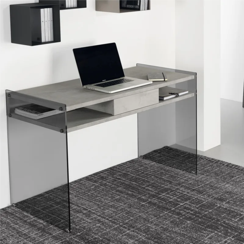 Compra Online Scrivania portacomputer Dimensioni 120x60xh77 cm SPACE con cassetto scorrevole in laminato ecologico Colore Cemento con struttura in vetro temperato da 10 mm Pezzani srl