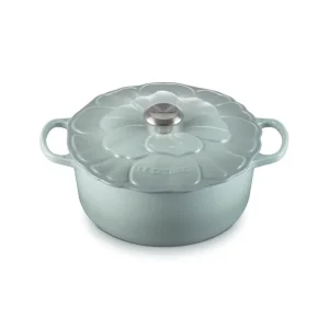 Spedito Oggi Cocotte rotonda con coperchio a fiore in ghisa vetrificata 26 cm - sea salt
