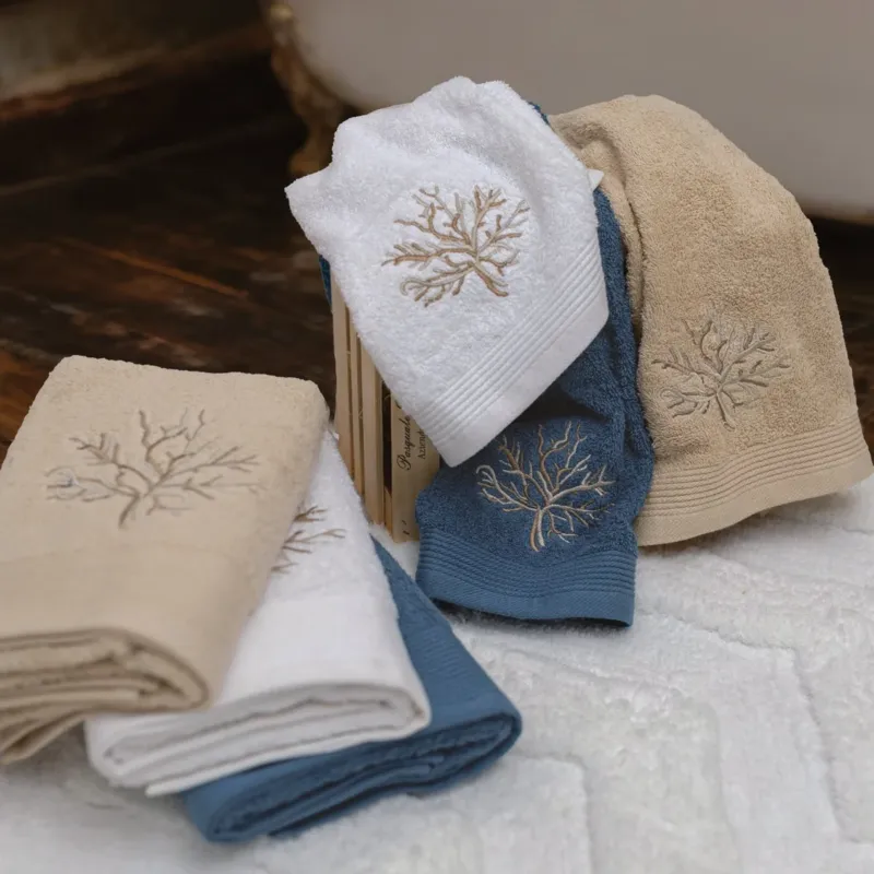 Compra Oggi Stesso Set Asciugamani 1+1 CORALLI L’Atelier 17 in Spugna Cotone 500 GSM Bianco Sabbia Blu Mare